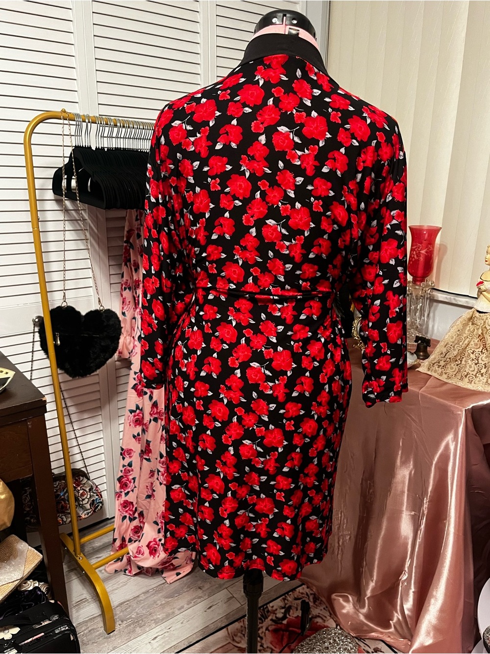 Marilyn Monroe Black Floral Wrap Robe with Red Blooms - Picture 3 of 4